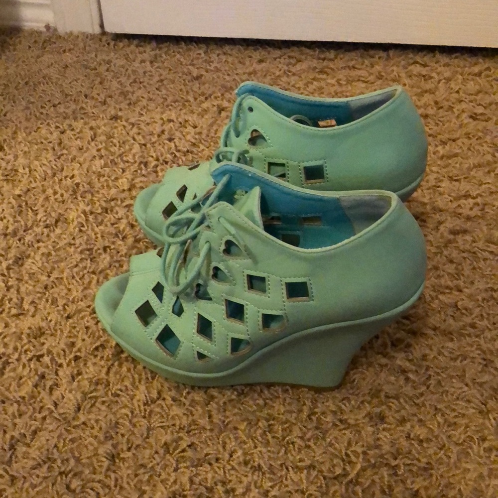 Blue/turquoise wedges